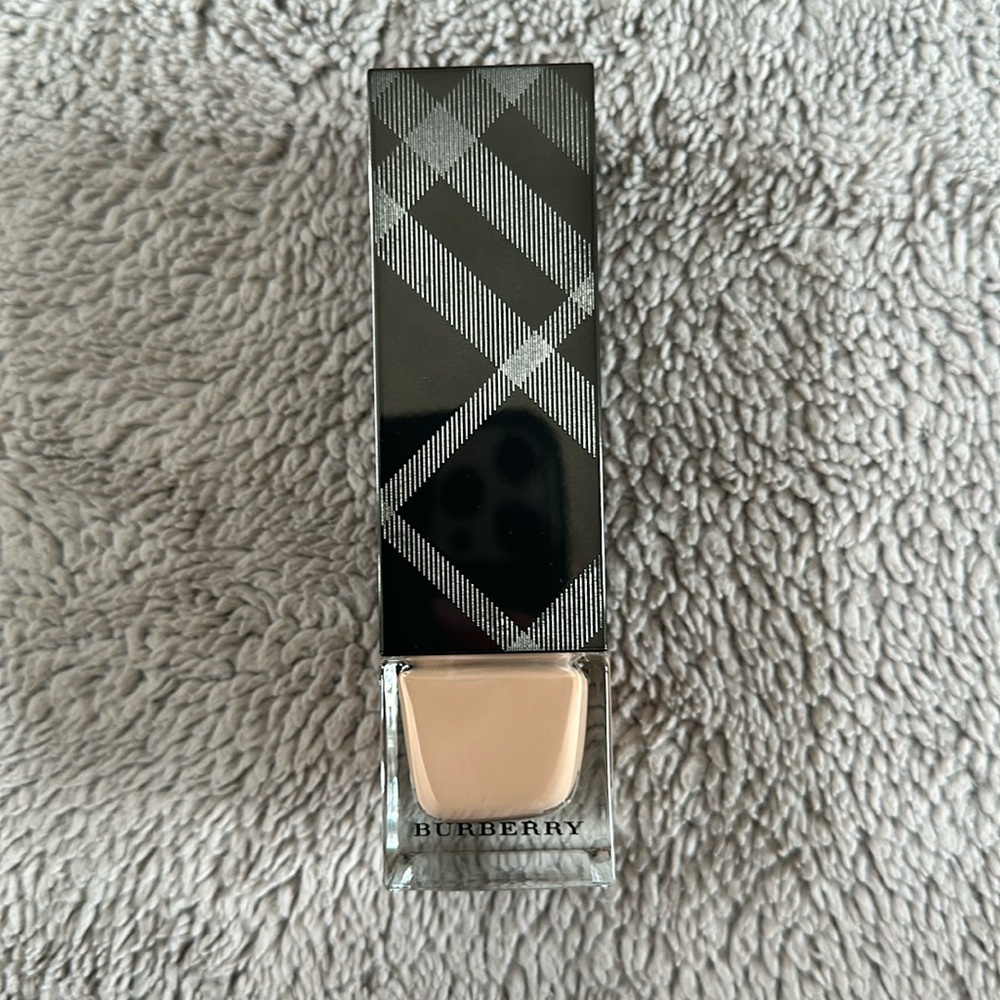 Burberry Fresh Glow foundation, Shade 20 Ochre